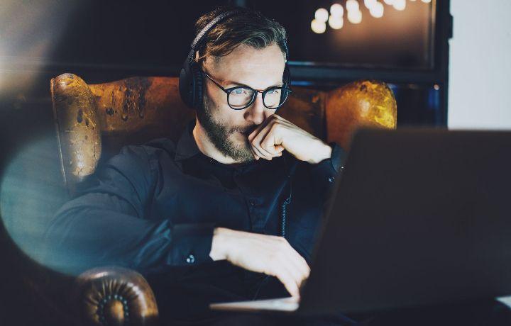 La solution pour se protéger des effets nocifs de la lumière bleue émanant des écrans.